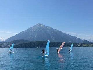 windsurfen-badhuus-sommer-gunten-am-thunersee-wasseraktivitaet