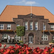 westerstede_rathaus_mit_blumen