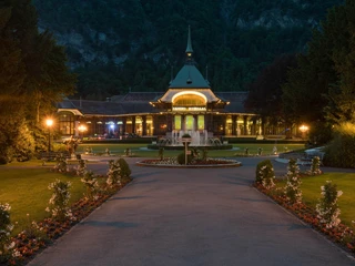 interlaken-sommer-kursaal-park-abend