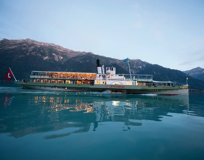 brienzersee-schifffahrt-sommer-loetschberg-dampfschiff-abend