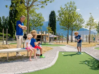 spiez-minigolf-open-standard-familien-aktivitaet-fruehling