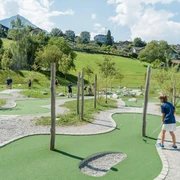 spiez-minigolf-open-standard-familien-fruehling-aktivitaet