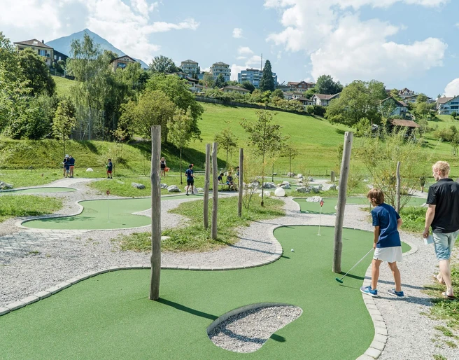 spiez-minigolf-open-standard-familien-fruehling-aktivitaet