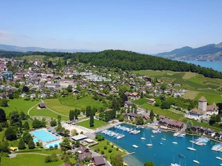 spiez-beach-arena-spiezer-bucht-sommer-thunersee