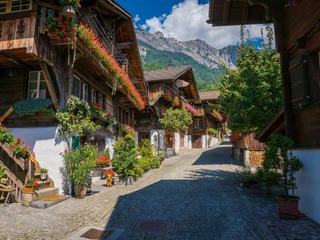brienz-gefuehrter-dorfrundgang-holzchalet