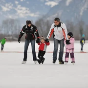 brienz-natureisbahn-schlittschuhlaufen-winter-eis
