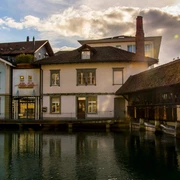 thun-theater-alte-oele-aare-sommer