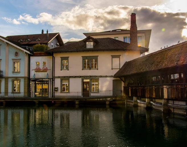 thun-theater-alte-oele-aare-sommer