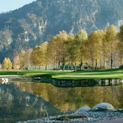 unterseen-golfplatz-wiese-teich-sommer-golfen