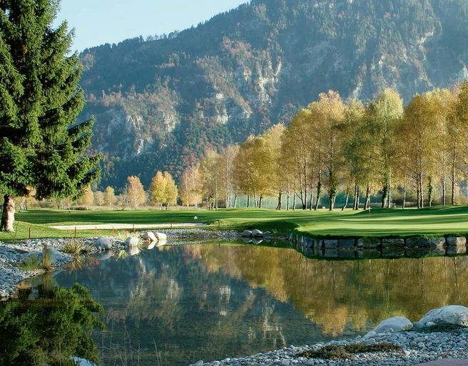 unterseen-golfplatz-wiese-teich-sommer-golfen
