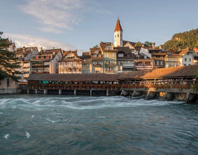 thun-sommer-schleuse-abendstimmung-carolina-piasecki