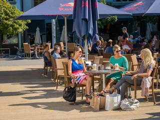 thun-shopping-einkaufen-freunde-sommer