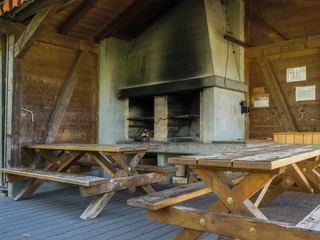 aeschlen-grillplatz-ruetacher-aeschlen-huette-innen