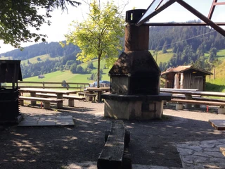 schwanden-grillplatz-stampf-sommer-ansicht