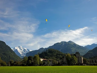 interlaken-hoehematte-sommer-jungfrau-paraglider