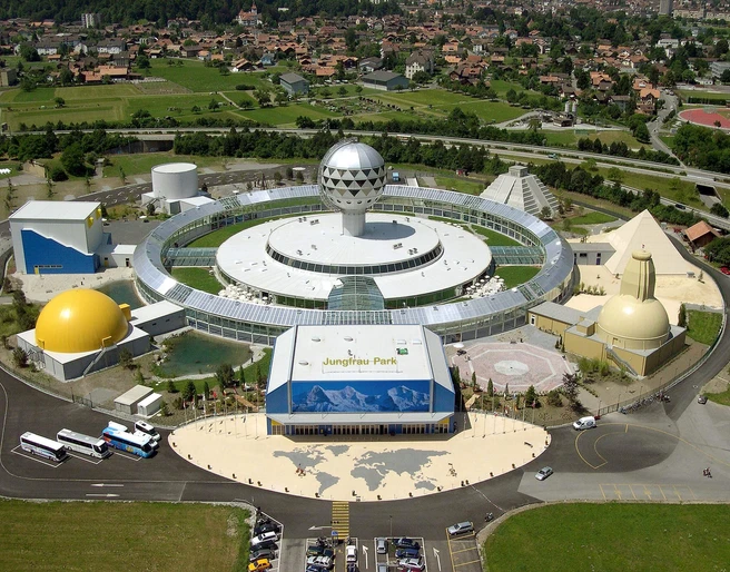 interlaken-jungfraupark-gelaende-sommer-themenpark