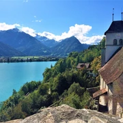 ringgenberg-burgkirche-brienzersee-sommer