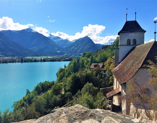 ringgenberg-burgkirche-brienzersee-sommer