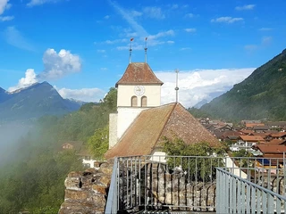 ringgenberg-burgkirche-nebel-sommer-brienzersee