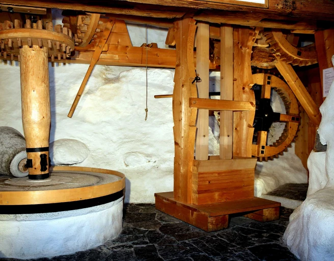 wilderswil-alte-muehle-raederwerk-muehle-innenansicht