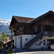 ringgenberg-tourist-information-aussen-fruehling-kirche