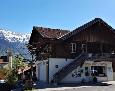 ringgenberg-tourist-information-aussen-fruehling-kirche
