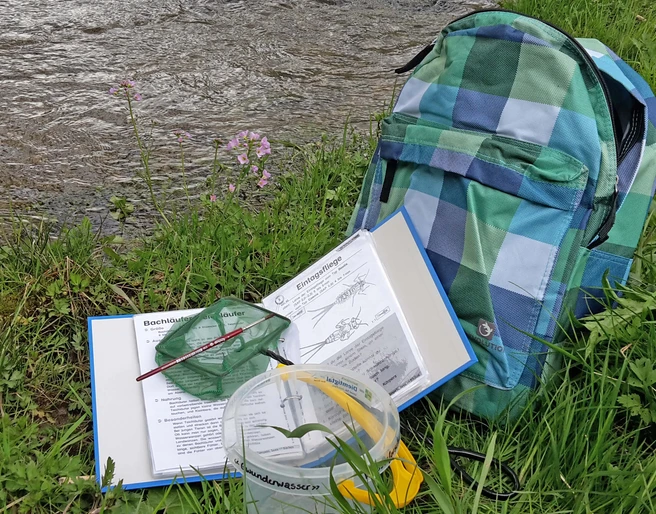 Sac à dos d'explorateur aquatique à côté du ruisseau