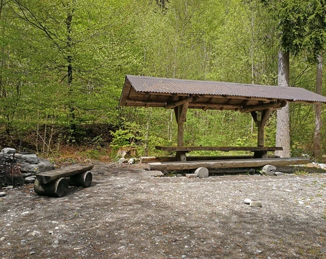 Table couverte pour environ 14 personnes