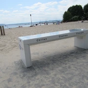 Ladebank Badestrand Weiße Düne Ladebank am Badestrand Weiße Düne mit Blick auf das Meer, leicht bewölkter Himmel im Hintergrund.