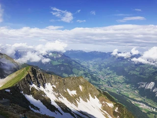 Snow still lies on the Niesen in parts until June Blick von hoch oben auf das Simmental hinunter, teilweise liegt an den Bergflanken noch SchneeView from high above down to the Simmental, snow still lying on the mountain flanks in placesVue d'en haut sur le Simmental en contrebas, il y a encore de la neige sur les flancs de la montagne.