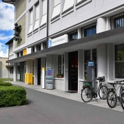 interlaken-tourismus-buero-fassade-sommer