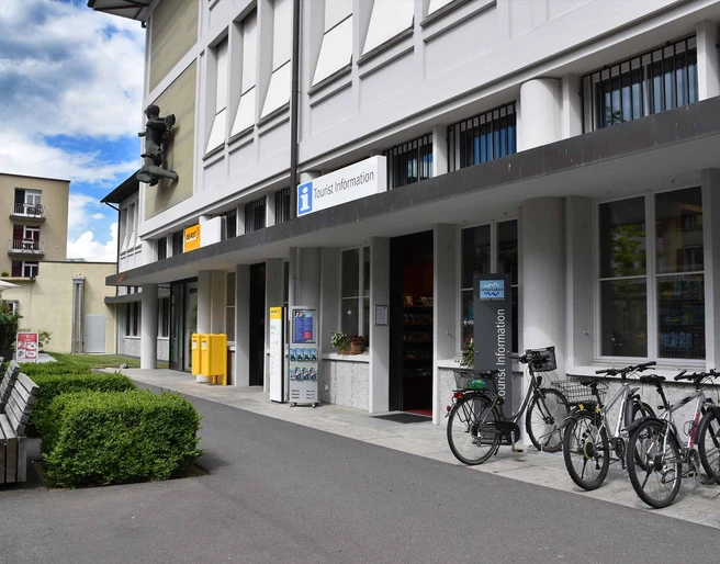 interlaken-tourismus-buero-fassade-sommer