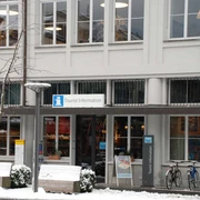 interlaken-tourismus-buero-fassade-winter