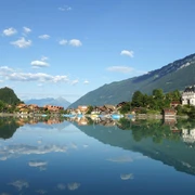iseltwald-brienzersee-bucht-sommer