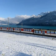 zentralbahn-luzern-interlaken-express-bahnfahrt-zug-winter-brienzersee