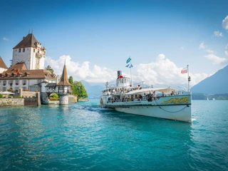 oberhofen-schloss-schiff-bluemlisalp-sommer-dampfschiff-niesen