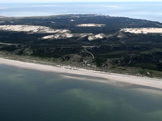 Wanderdünen mit Blick auf die Strandsauna und im Hintergrund List auf Sylt Blick von der Lister Westseite auf die Wanderdünen
