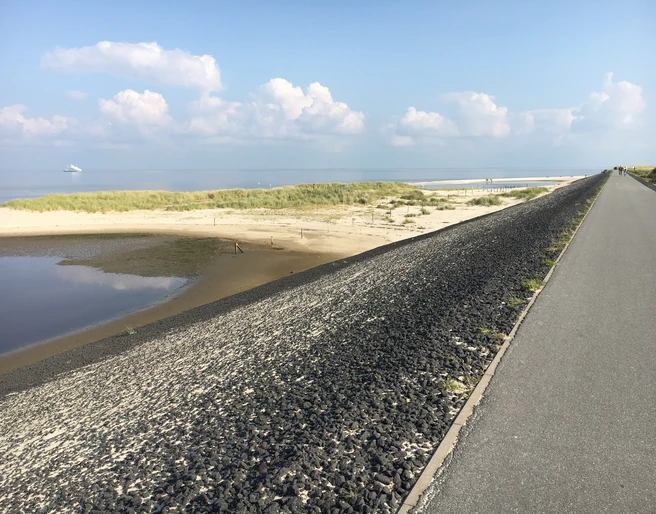 Mövenbergdeich mit der Syltfähre im Hintergrund