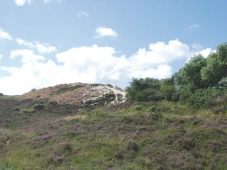 Der Friedhof liegt idyllisch in den Dünen