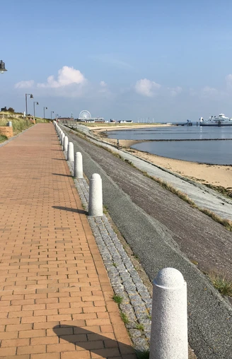 Lister Strandpromenade Lister Promenade mit Blick auf den Hafen und die Syltfähre