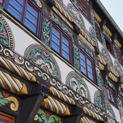 hx-haushorstkotte-thomashampel-4 Detailaufnahme von farbigem Schnitzwerk an historischem Fachwerkhaus