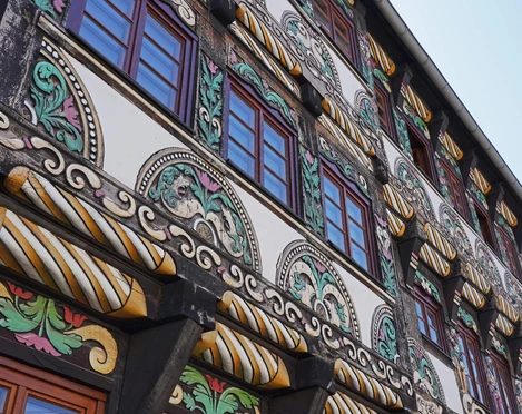 hx-haushorstkotte-thomashampel-4 Detailaufnahme von farbigem Schnitzwerk an historischem Fachwerkhaus