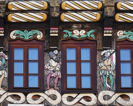 hx-haushorstkotte-thomashampel-2 Detailaufnahme von farbigem Schnitzwerk an historischem Fachwerkhaus