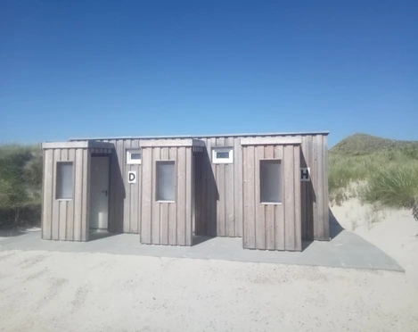 Toiletten am FKK Strand