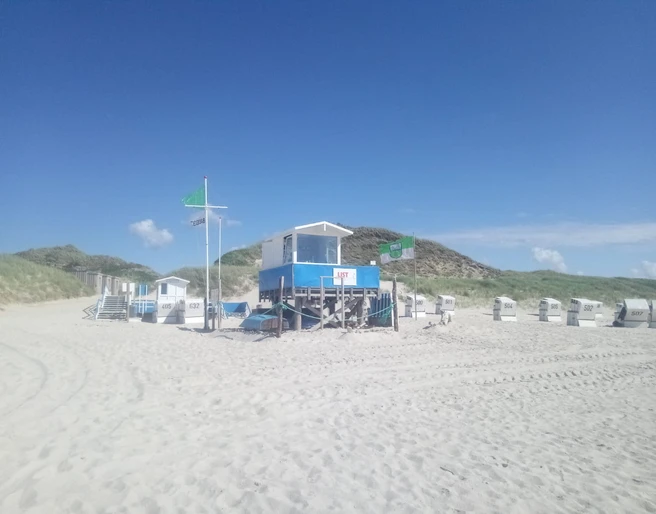 FKK Strand List auf Sylt FKK-Strand List auf Sylt mit Rettungsschwimmerstand