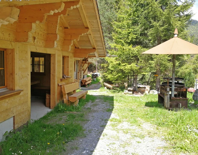 Feuerstelle mit urchiger Grillhütte