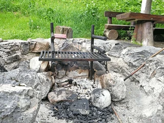 Grille de barbecue entourée d'un mur de pierres