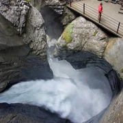 stechelberg-truemmelbachfaelle-wasser-steine-plattform