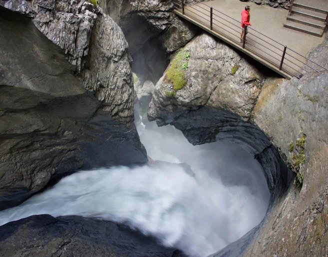 stechelberg-truemmelbachfaelle-wasser-steine-plattform