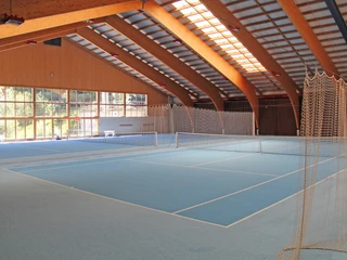 Une salle de tennis lumineuse et accueillante dans le gymnase de Wiriehorn